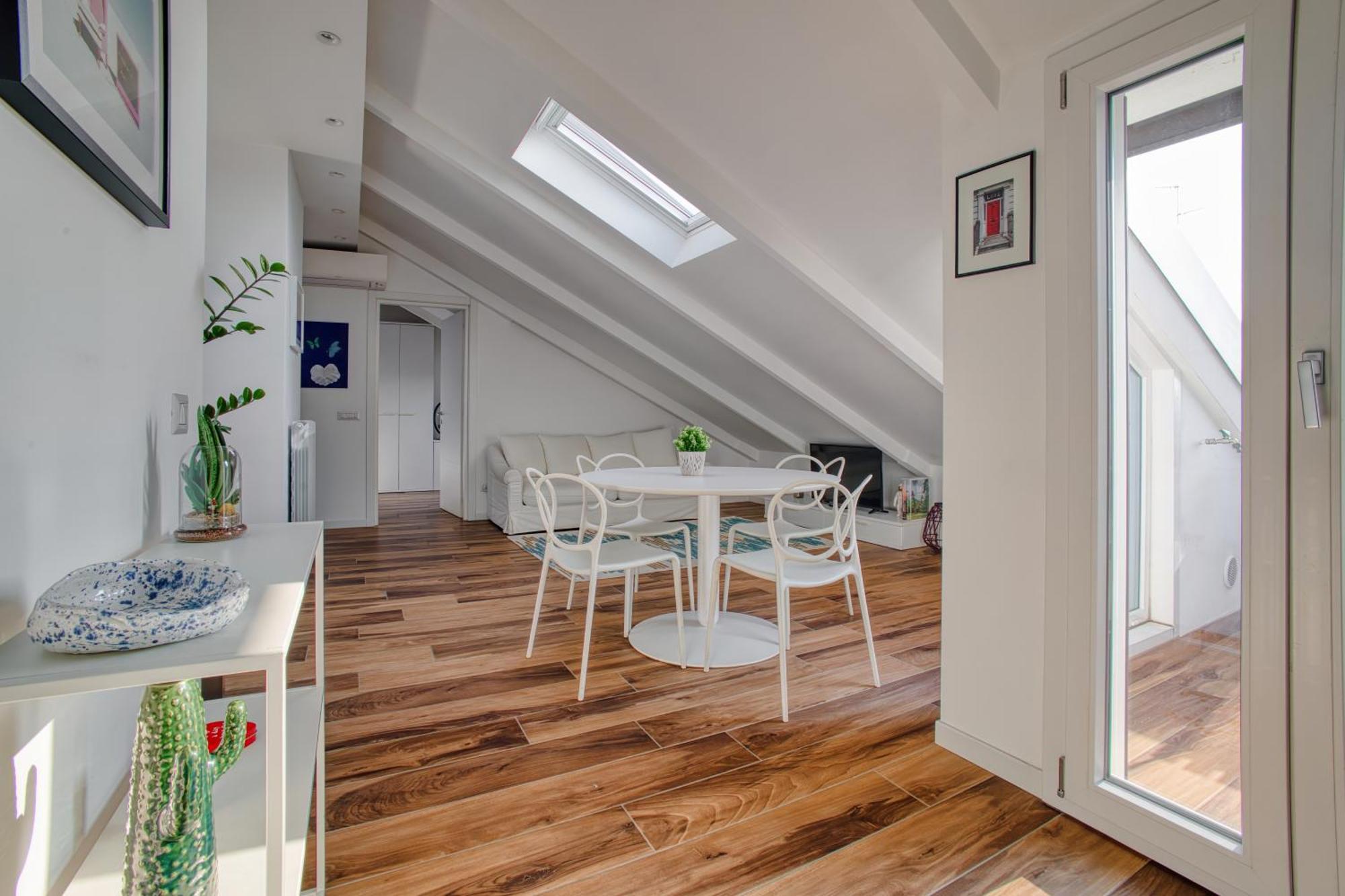 Stunning Penthouse With Balcony - Porta Venezia Apartment