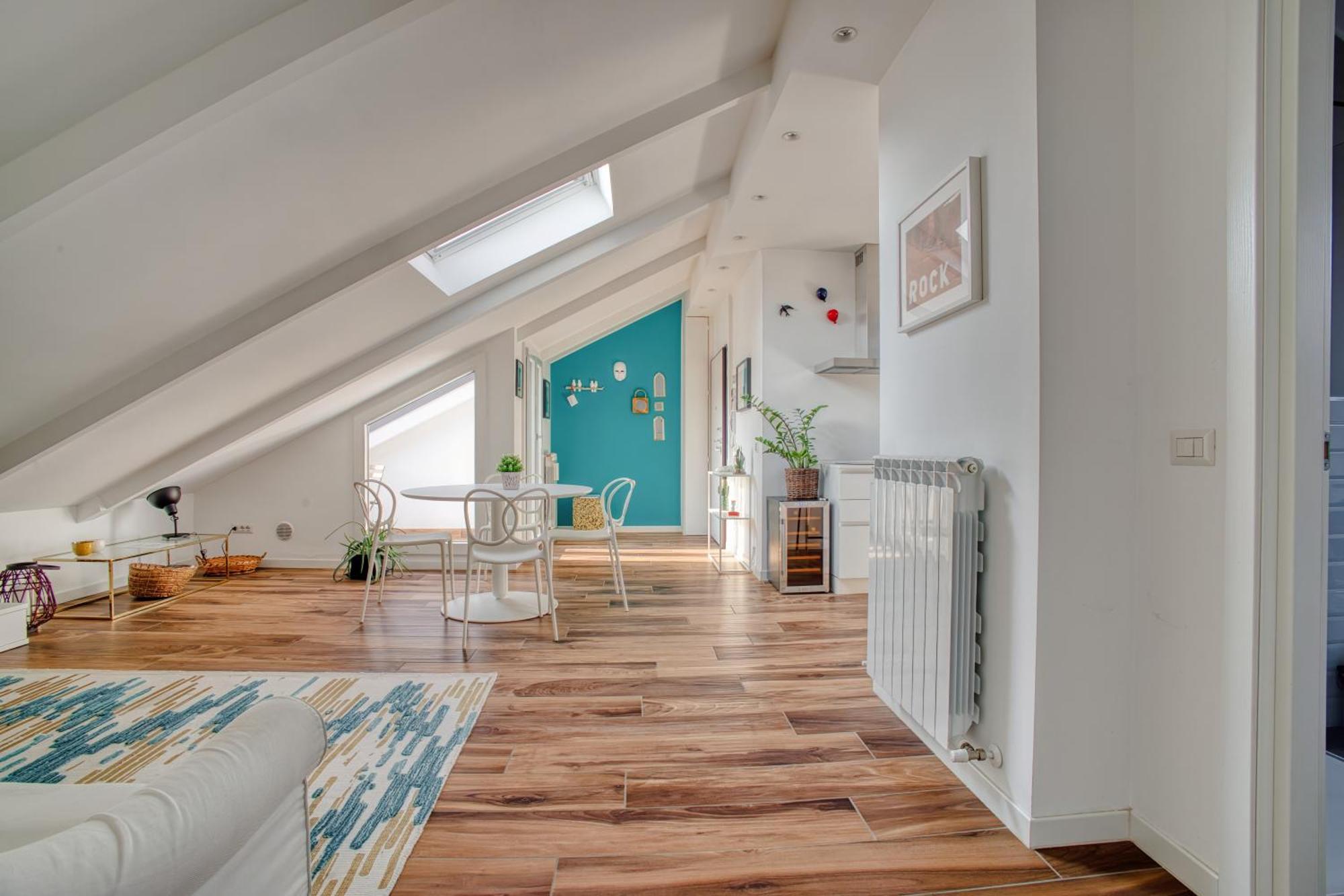Stunning Penthouse With Balcony - Porta Venezia Apartment *