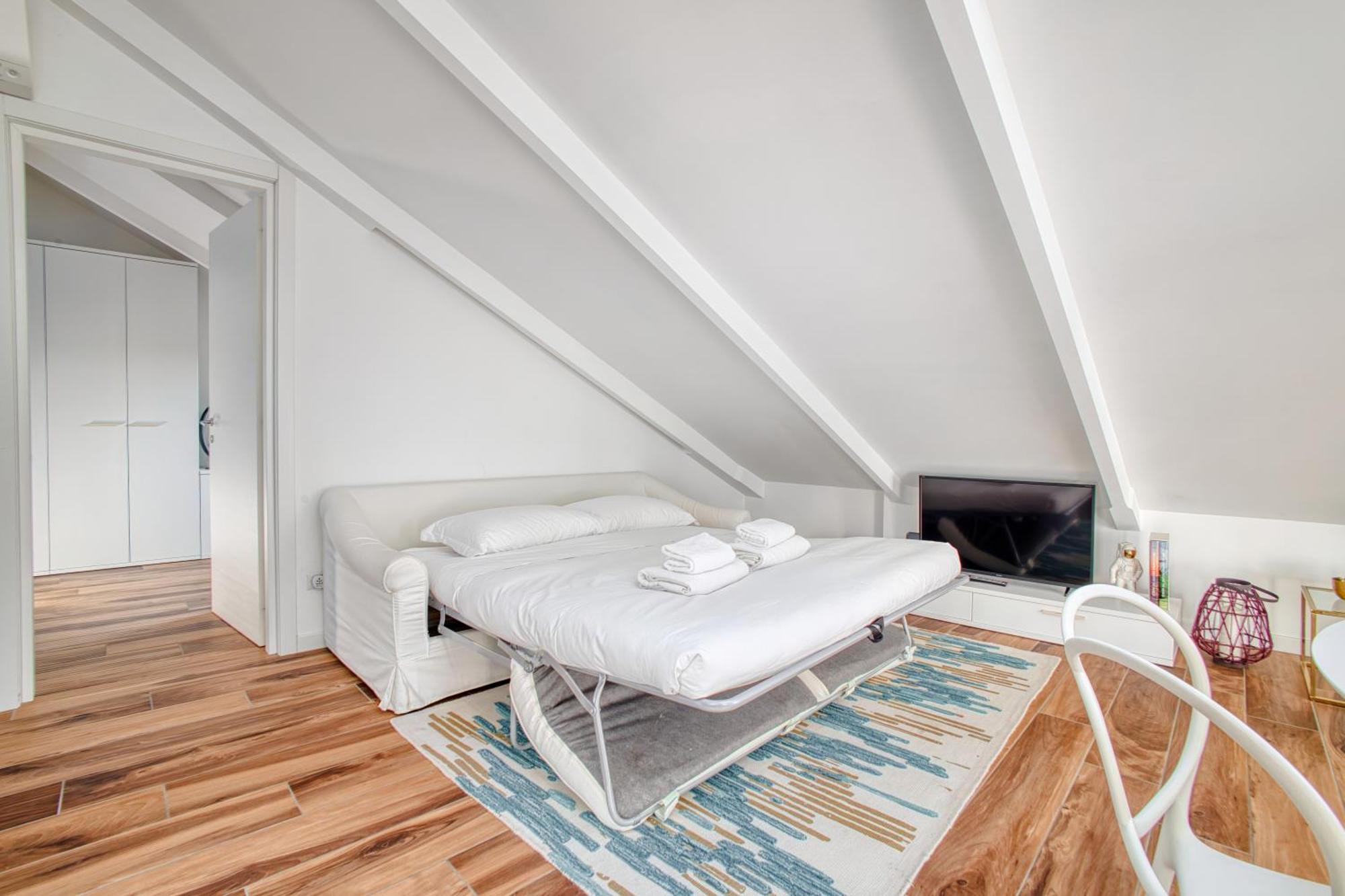 Stunning Penthouse With Balcony - Porta Venezia Apartment
