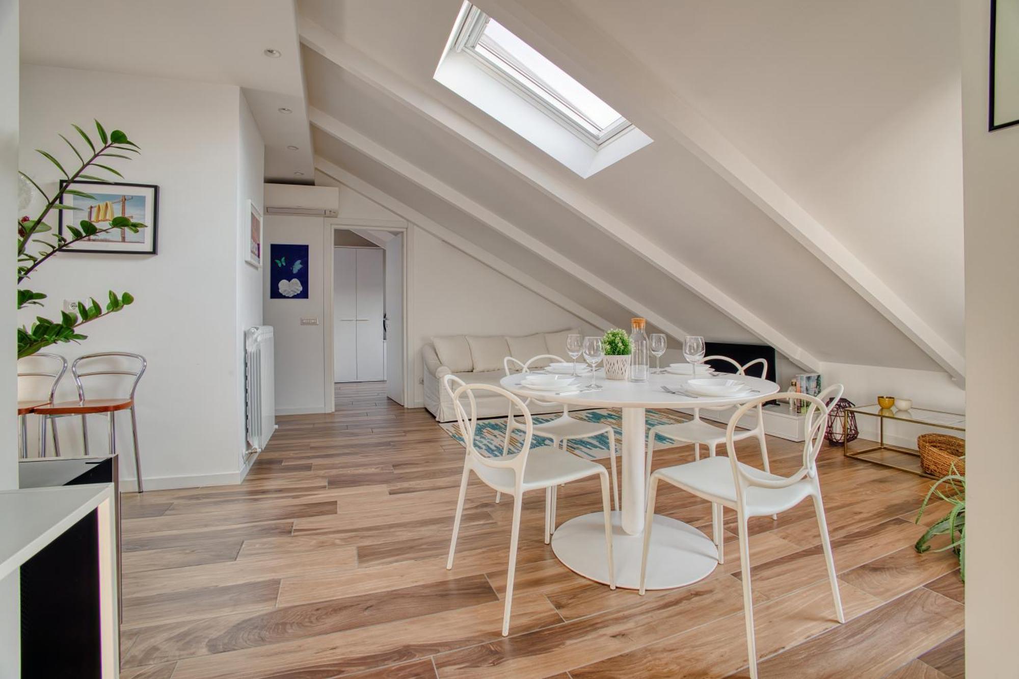 Stunning Penthouse With Balcony - Porta Venezia Apartment