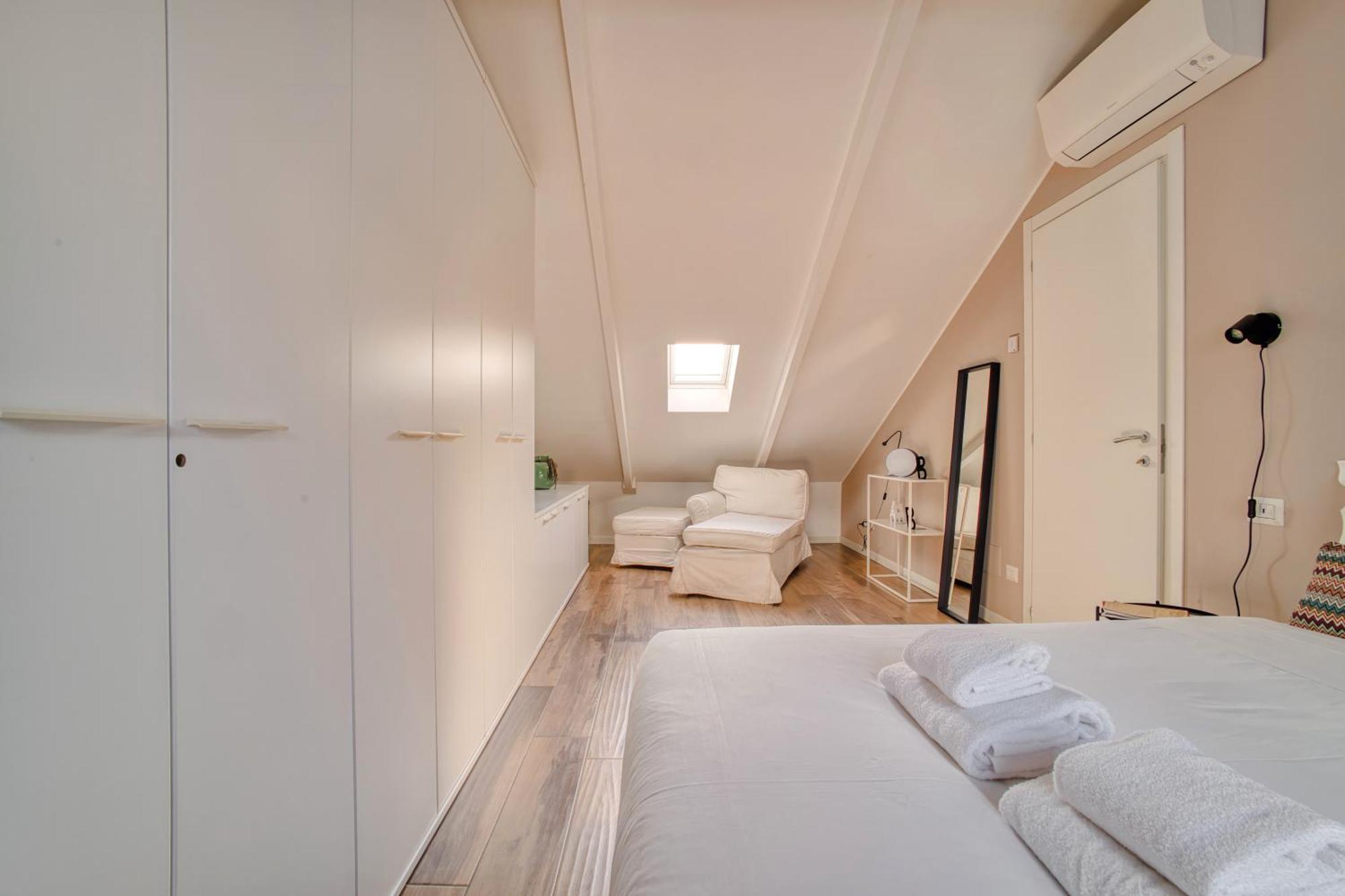 Stunning Penthouse With Balcony - Porta Venezia Mailand